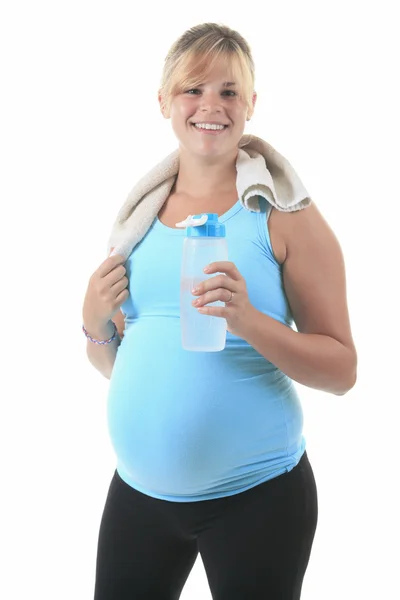 Una mujer embarazada con botella de agua en el estudio fondo blanco — Foto de Stock