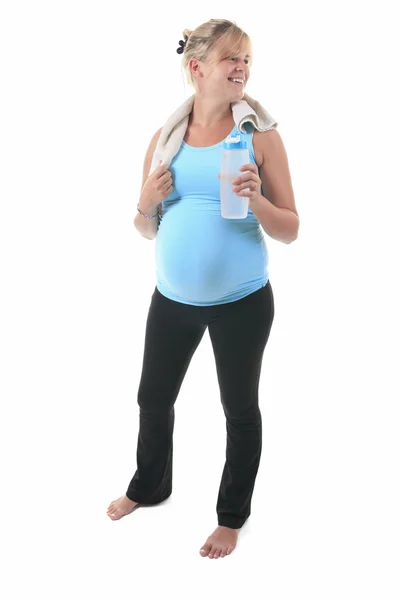 Eine schwangere Frau mit Wasserflasche im Studio weißen Hintergrund — Stockfoto