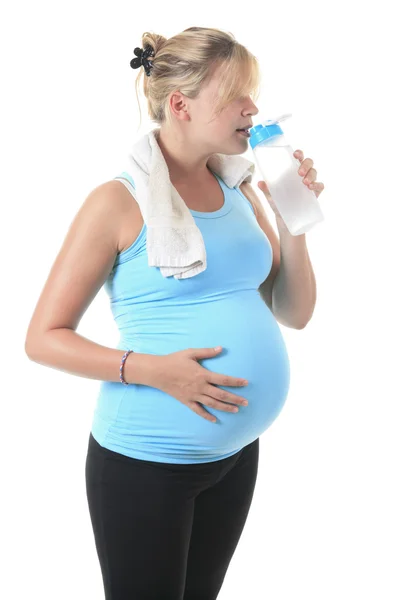 Una donna incinta con bottiglia d'acqua in studio sfondo bianco — Foto Stock