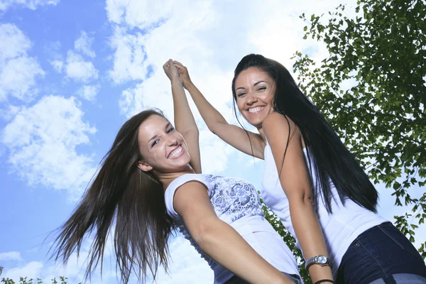 Een vriend portret over een groene natuur achtergrond — Stockfoto