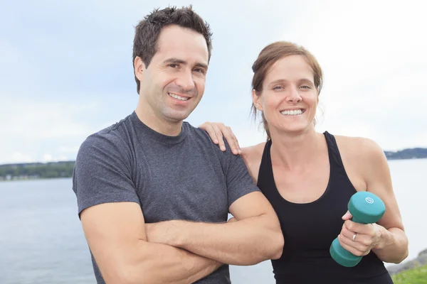 A Young, caucasian couple working out with dumbbells outside — Stock Photo, Image