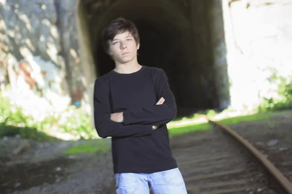 Un joven posando en el ferrocarril — Foto de Stock