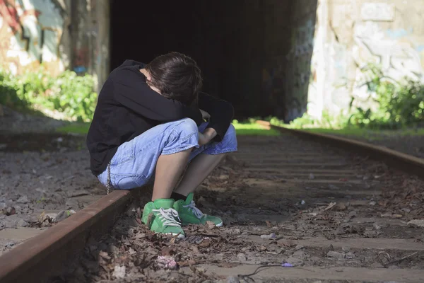 Un adolescent triste déprime dans un tunnel — Photo