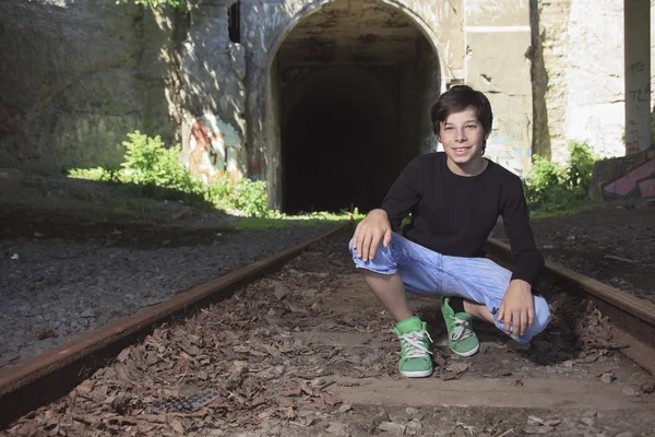 Мальчик позирует на железной дороге — стоковое фото
