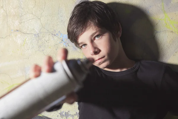 Un adolescente hizo un graffiti en la pared de un túnel —  Fotos de Stock