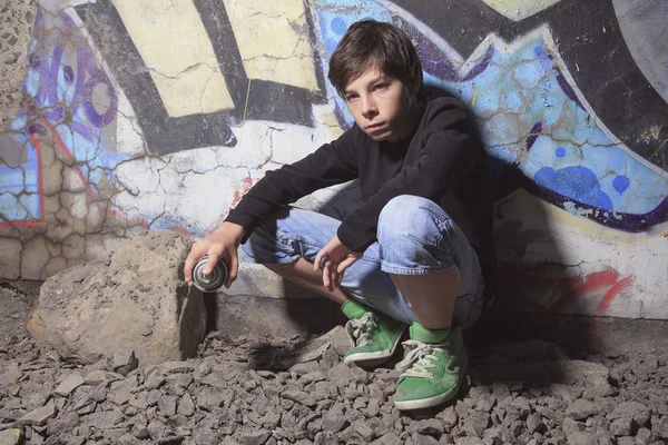 Un adolescente ha fatto dei graffiti sul muro di un tunnel — Foto Stock