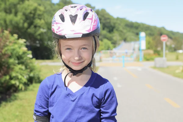 Une petite fille en roller dans un parc — Photo