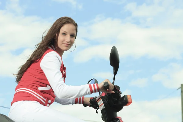 Gelukkig meisje paardrijden scooter genieten van de zomervakantie — Stockfoto