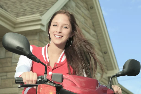 Chica feliz montar scooter disfrutar de vacaciones de verano —  Fotos de Stock