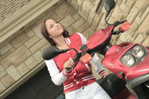 Boldog lány lovaglás scooter, élvezze a nyaralás — Stock Fotó