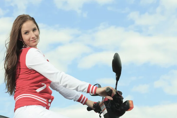 Gelukkig meisje paardrijden scooter genieten van de zomervakantie — Stockfoto