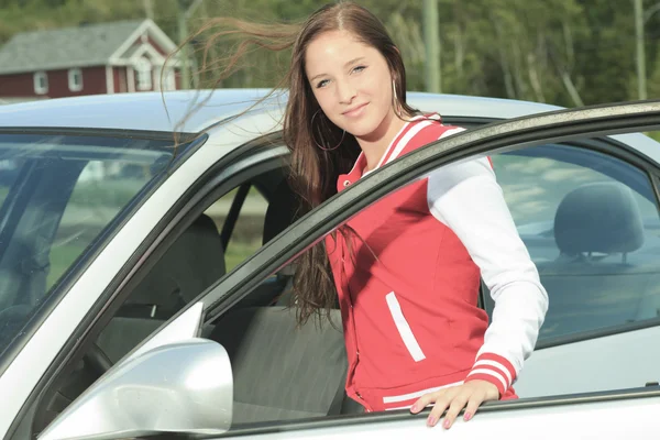 Conductor de coche mujer feliz mostrando las llaves del coche por la ventana — Foto de Stock