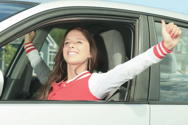 窓の外の車のキーを示す幸せな車ドライバー女性 — ストック写真