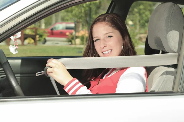 Bil driver kvinna glad visar bilnycklarna ut fönstret — Stockfoto