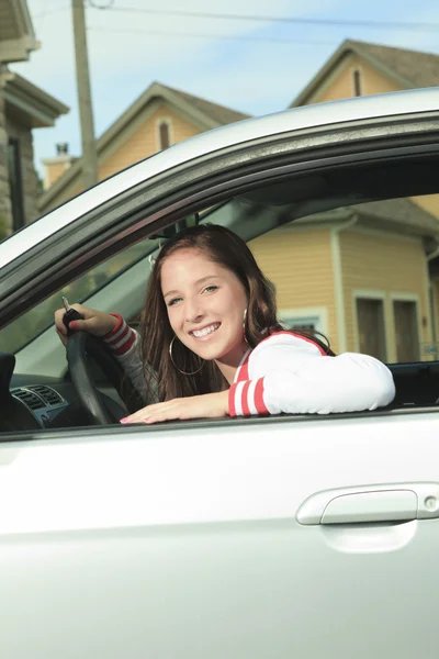 Conductor de coche mujer feliz mostrando las llaves del coche por la ventana — Foto de Stock