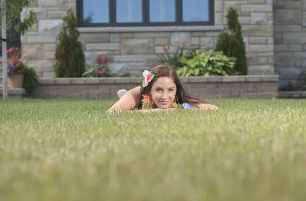若い女性が横たわり、緑の草に、休息を取る — ストック写真