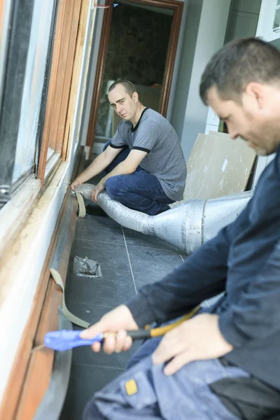 Un nettoyeur de ventilation travaillant sur un système d'air . — Photo