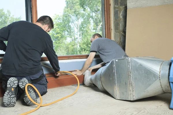 Un nettoyeur de ventilation travaillant sur un système d'air . — Photo