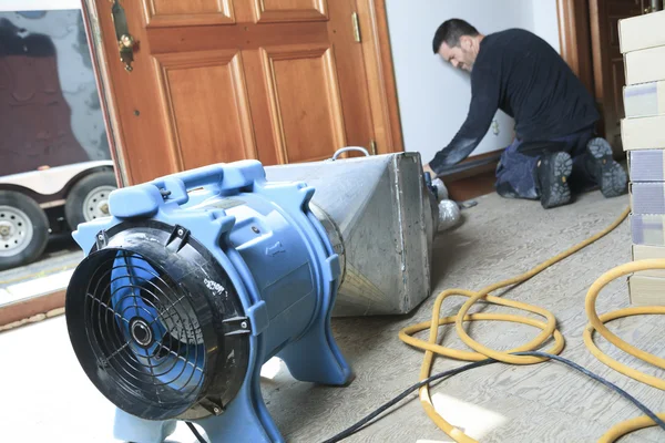 Um limpador de ventilação trabalhando em um sistema de ar . — Fotografia de Stock