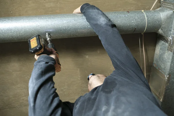 Pemeriksa pembersih ventilasi untuk debu di atasnya . — Stok Foto