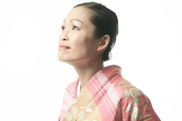 흰색 배경에서 아름 다운 일본 기모노 여자 — 스톡 사진