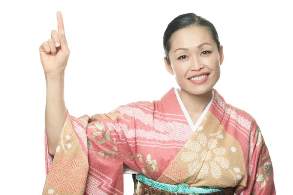 Uma bela mulher kimono japonês em fundo branco — Fotografia de Stock