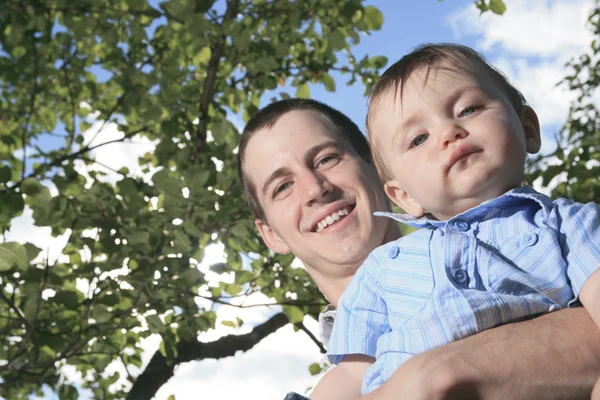 Un Padre y su hijo sobre el cielo y el árbol — Foto de Stock