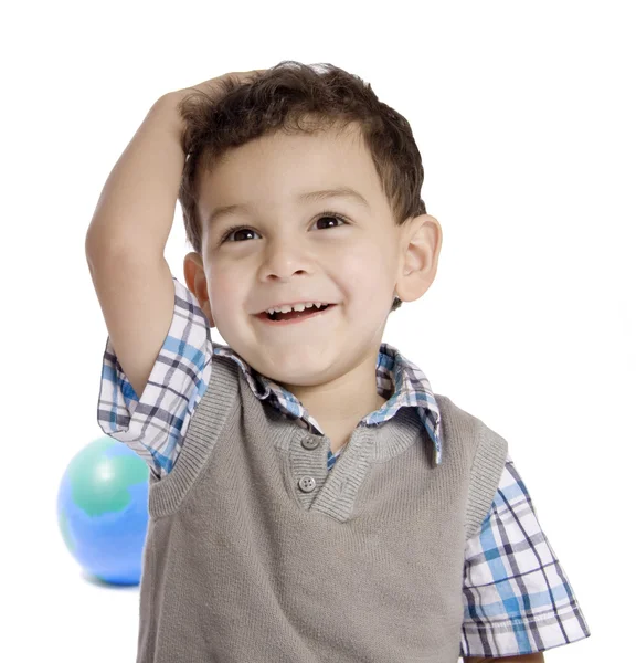 En liten pojke hålla jorden över vita backgrounde — Stockfoto