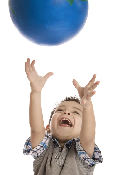 白 backgrounde 上に地球を置く小さな男の子 — ストック写真