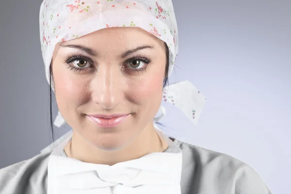 Chirurdzy, kobieta ubrana ochronne mundury, czapki i maski — Zdjęcie stockowe