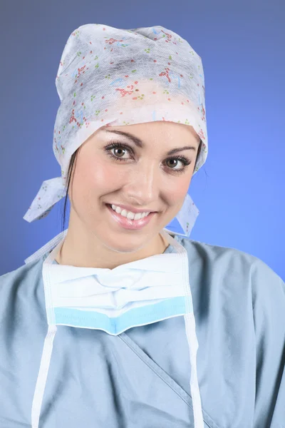 Cirujanos, mujeres con uniformes protectores, gorras y máscaras —  Fotos de Stock