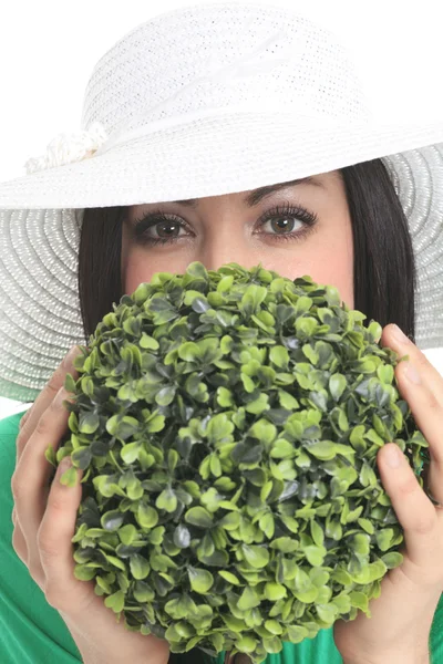 Splendida donna che indossa un cappello da giardino bianco . — Foto Stock