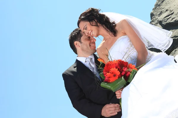 Um casamento de noiva e noivo em um dia perfeito de verão — Fotografia de Stock