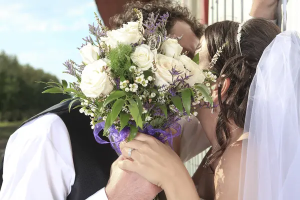 Um casamento de noiva e noivo em um dia perfeito de verão — Fotografia de Stock