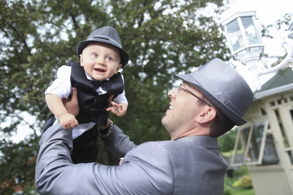 A groom outside with child the wedding day — Stock Photo, Image