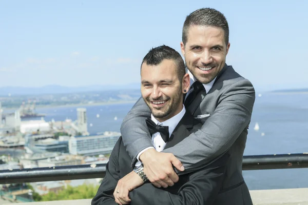 Porträtt av en kärleksfull homosexuella manliga par på deras bröllopsdag. — Stockfoto