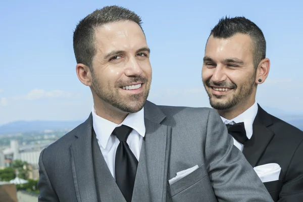 Porträt eines liebenden homosexuellen männlichen Paares am Hochzeitstag. — Stockfoto