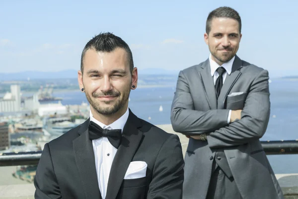 Portrait d'un couple gay masculin aimant le jour de leur mariage . — Photo