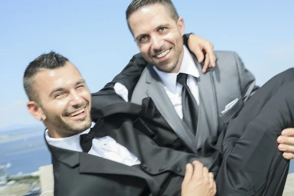 Portrait d'un couple gay masculin aimant le jour de leur mariage . — Photo