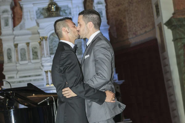 Ritratto di un amorevole coppia gay maschio il giorno del loro matrimonio . — Foto Stock