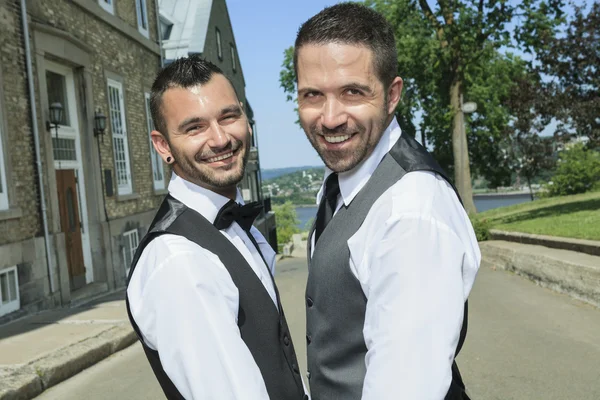 Πορτρέτο του ένα αρσενικό ζευγάρι ερωτευμένων γκέι την ημέρα του γάμου τους. — Φωτογραφία Αρχείου