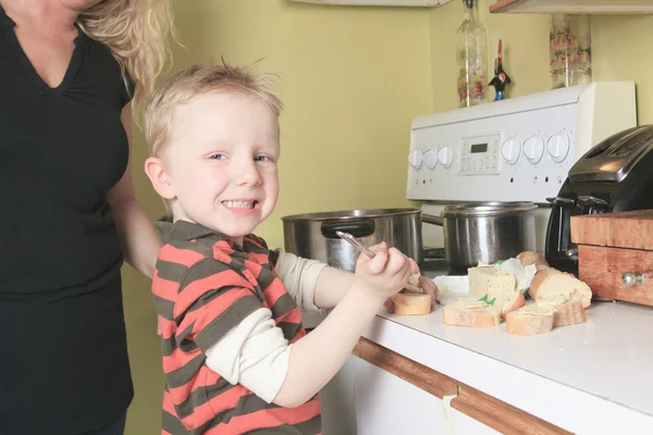 Cuisine familiale dans leur cuisine - la mère fait du pain . — Photo