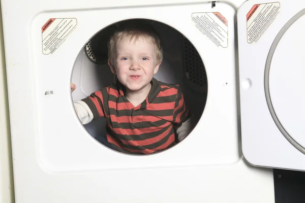 Un niño en la secadora divirtiéndose — Foto de Stock