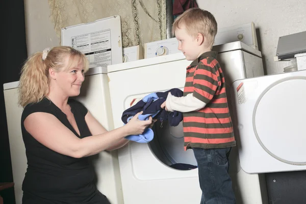 Un niño con madre en la secadora divirtiéndose — Foto de Stock