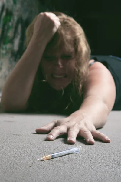 A woman having bad time in a tunnel — Stock Photo, Image