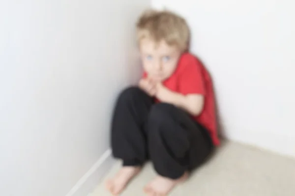 Negligenciada criança solitária encostada à parede — Fotografia de Stock