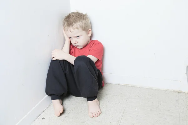 Verwaarloosde eenzaam kind leunend op de muur — Stockfoto