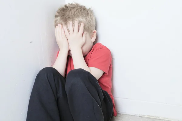 Niña solitaria abandonada apoyada en la pared — Foto de Stock