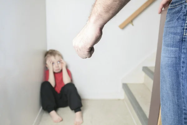 Rapaz sentado sozinho encostado à parede — Fotografia de Stock