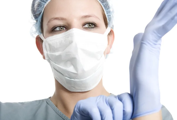 A surgeons , woman wearing protective uniforms,caps and masks an — Stock Photo, Image